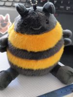 Flauschige Hummel sucht Dich ca. 18 cm Höhe mit Aufhänger