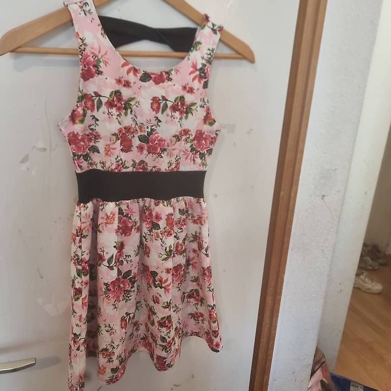 Vestiti & Gonne: Mädchen Kleid mit Blumenmuster – Usato da Bern venduto da DiLara2000 1