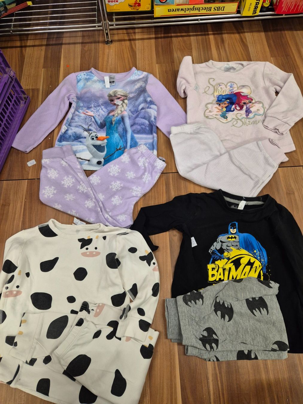 Pyjamas & Ähnliches: 3 Pijama gr 98 B23 – Gebraucht aus Schwarzenburg von Flamingo07