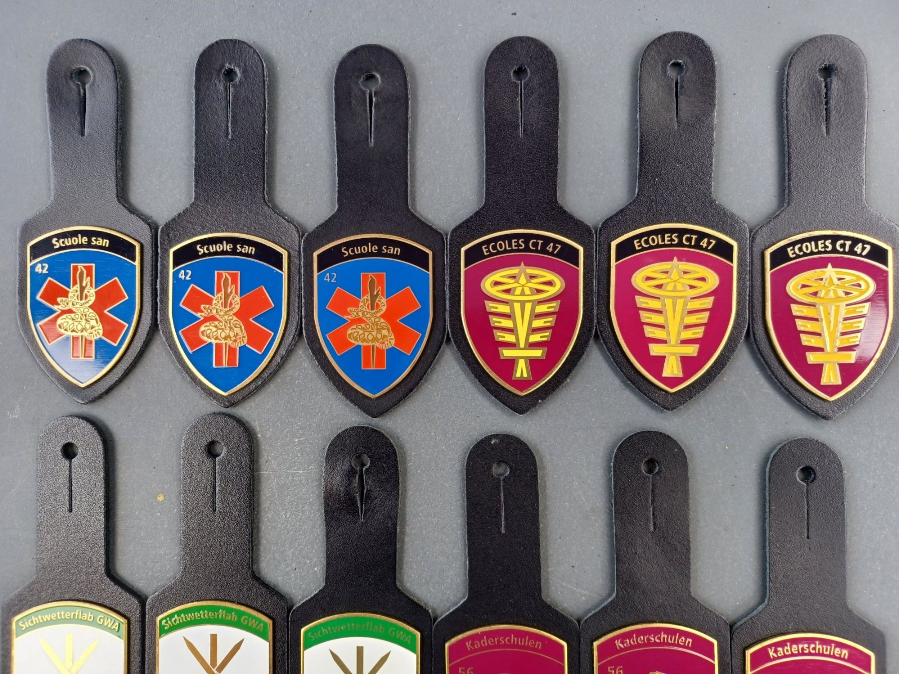 Schweizer Armee Uniformi: 16 alte Brusttaschenanhänger, farbig – Usato da Horw venduto da Mikesch108 1