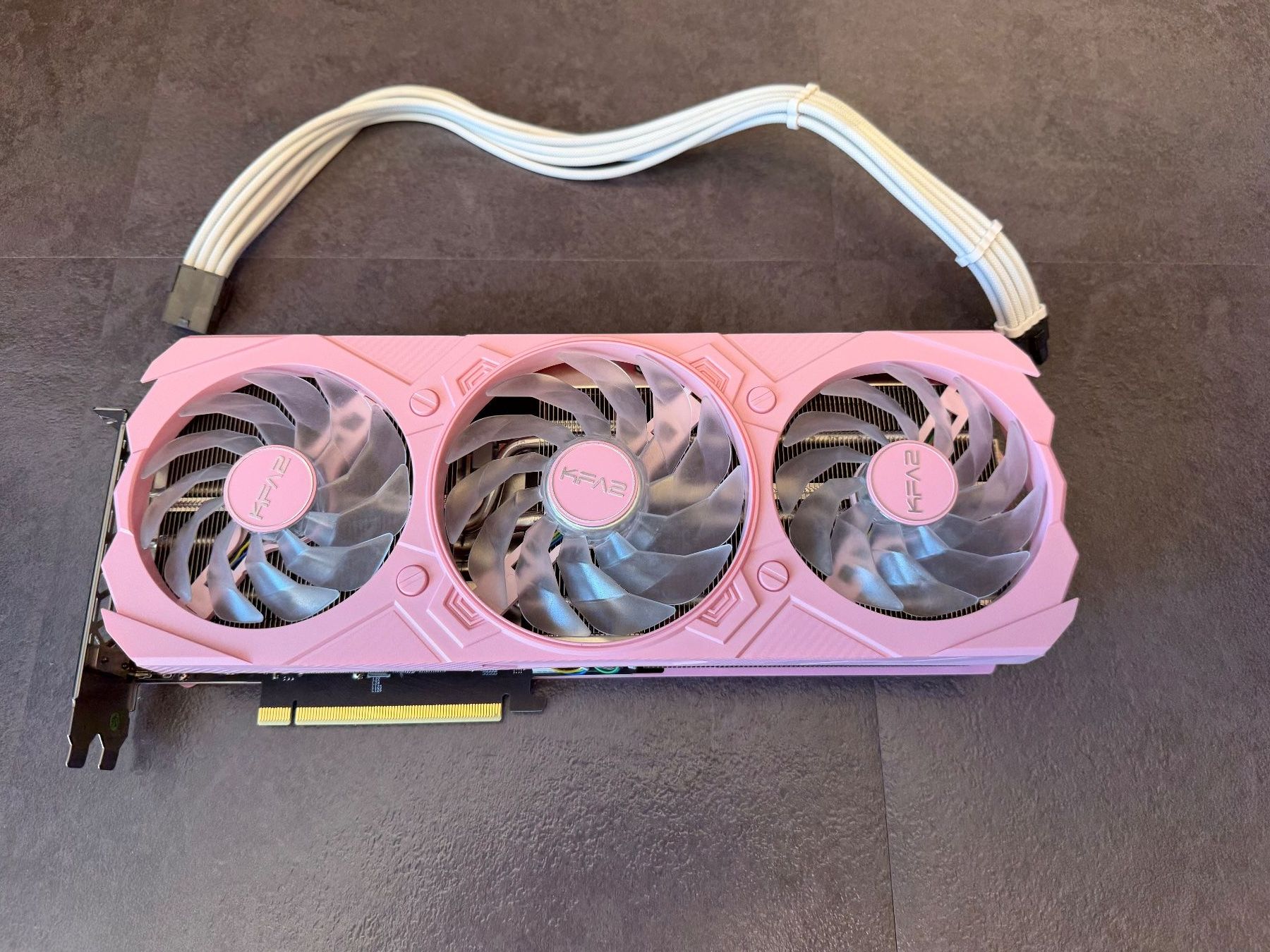 Nvidia Grafikkarten: KFA2 RTX 4070 EX Gamer Pink – Gebraucht aus Basel von LESAB1977