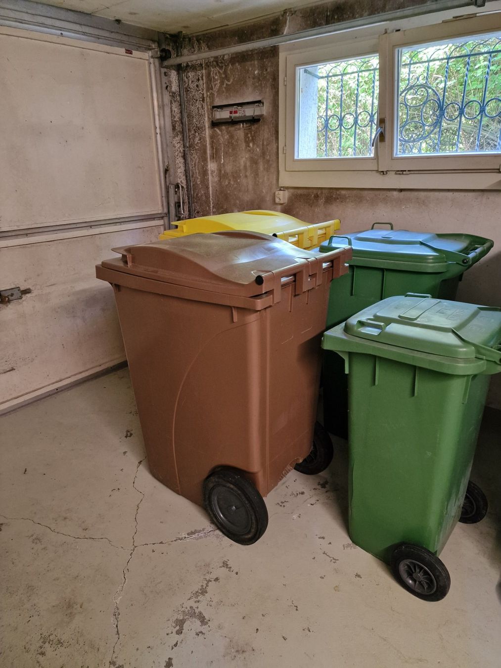 Banconi: Grosser gelber und brauner Container – Usato da Buchrain venduto da friend76 1