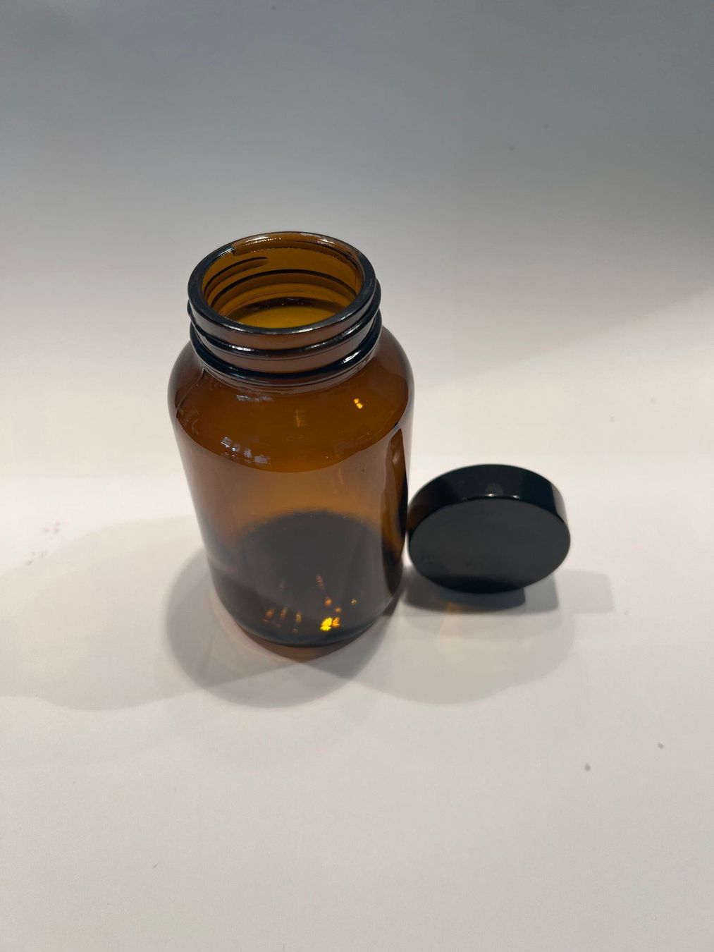 Apparecchiature e tecnologia a gas: Weithalsflaschen aus Glas braun mit Deckel 200 ml – Usato da Unterentfelden venduto da Space463 3