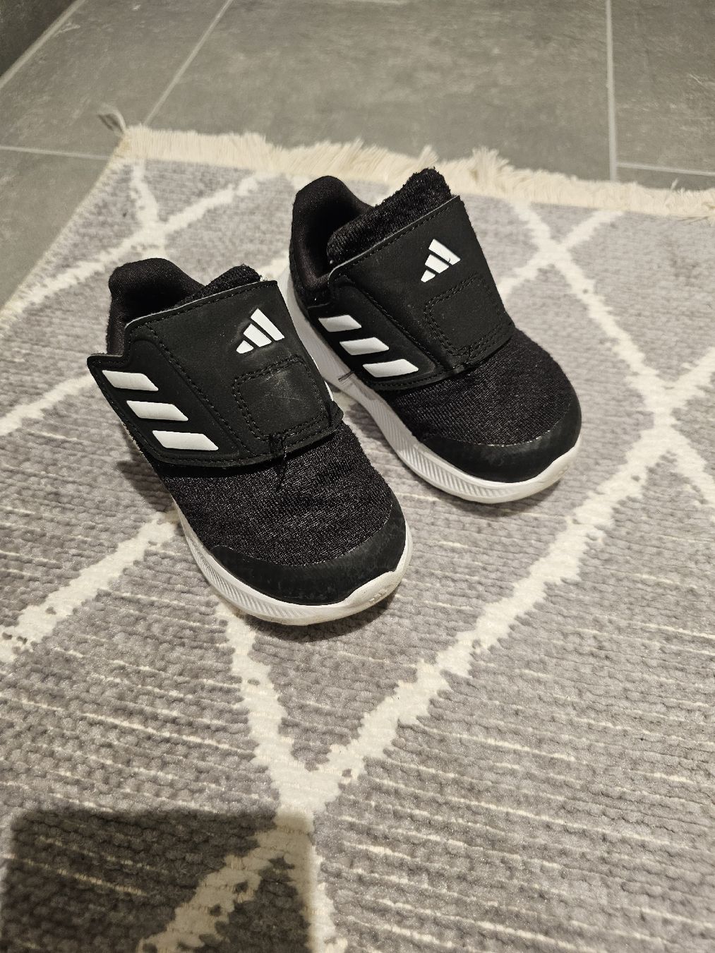 Adidas Scarpe per ragazzi: Wunderschöner Adidas Turnschuh Gr. 21 – Usato da Balzers venduto da ridr
