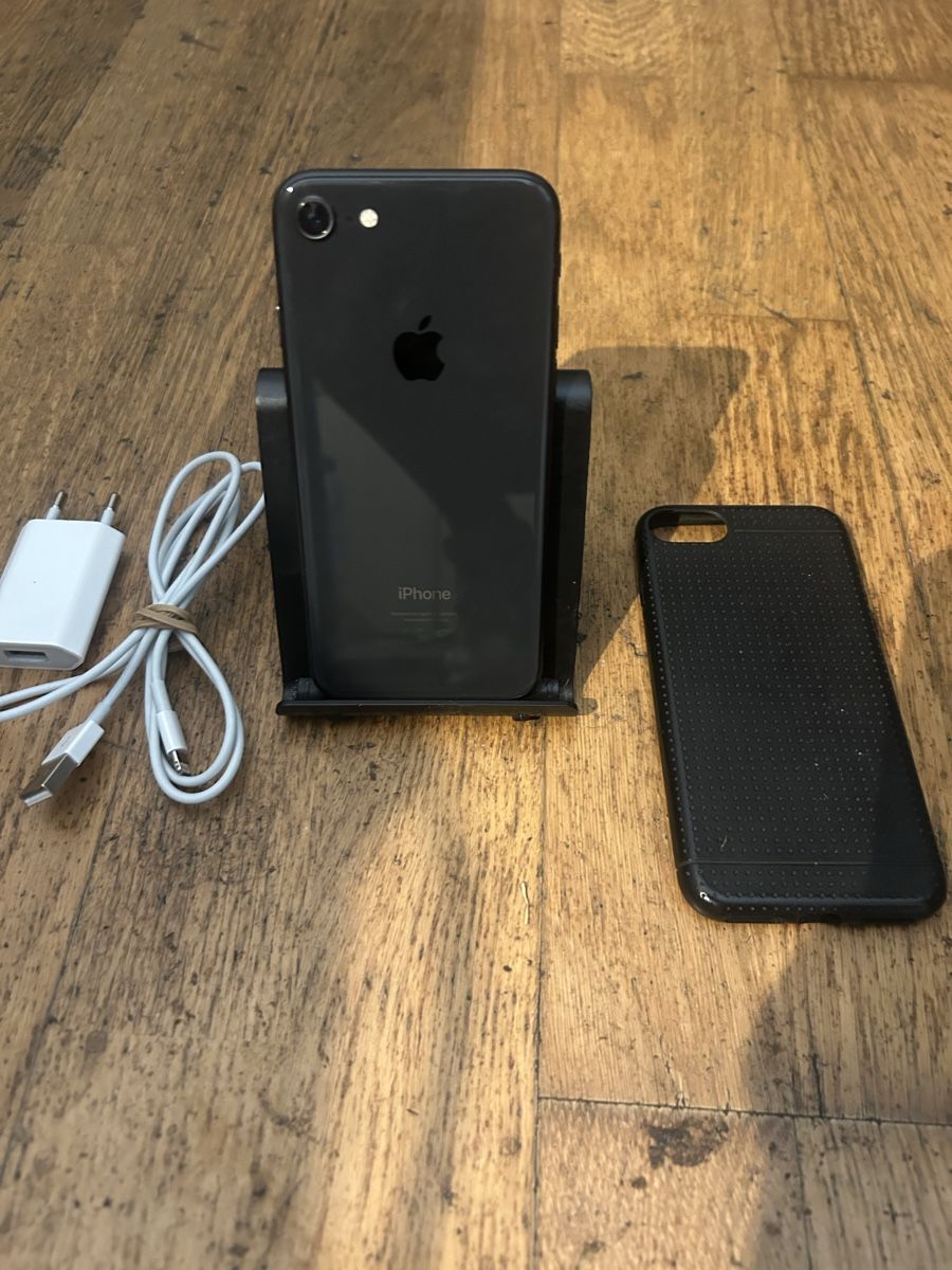 Apple Handys / Smartphones: iPhone 8, 256GB, Black, Batterie à 93%.  – Neu (gemäss Beschreibung) aus Biel/Bienne von Djemel-Boughrassa 1