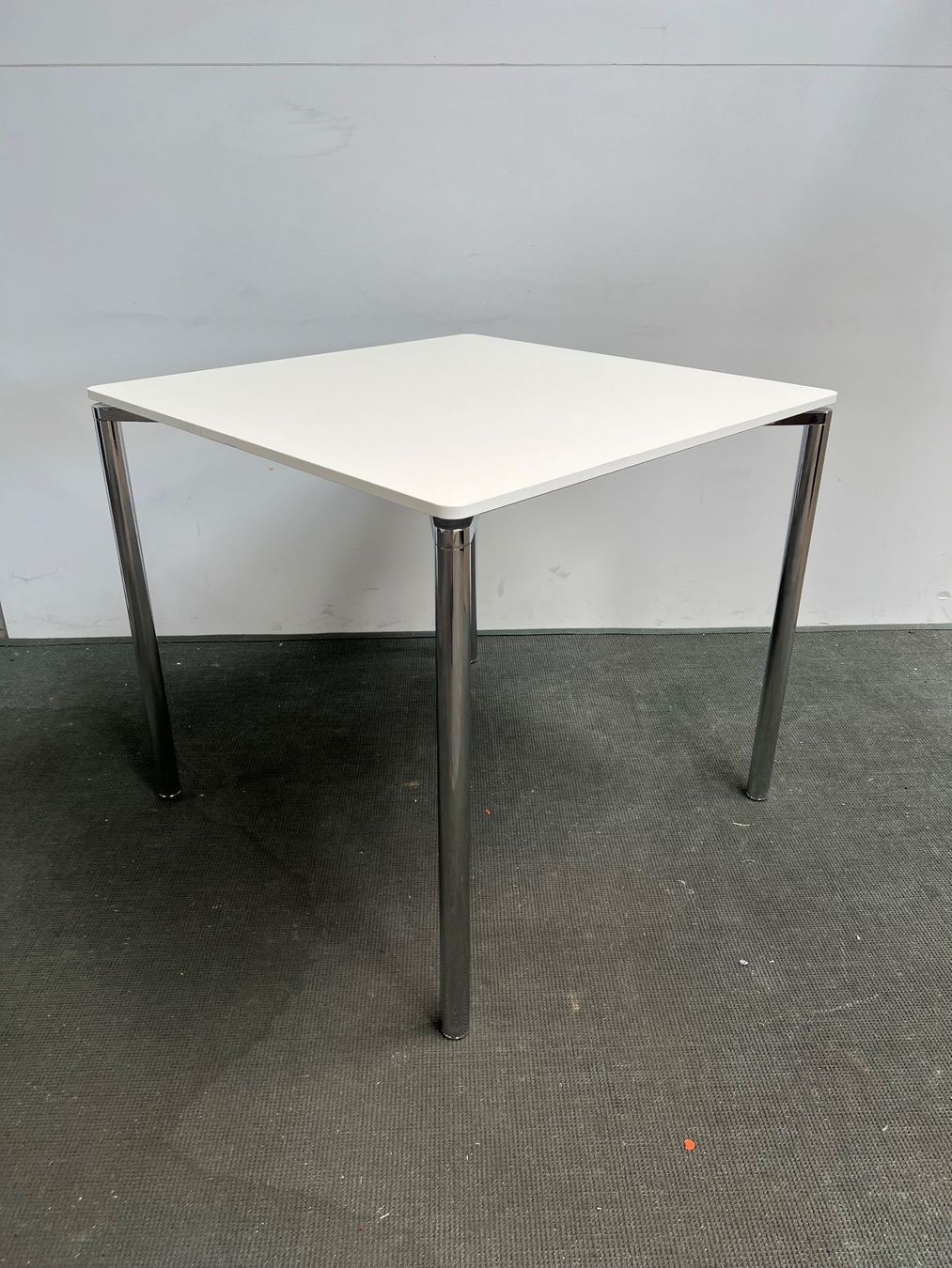 Fritz Hansen Tische: FRITZ HANSEN Plano Bistrotisch quadratisch – Gebraucht aus Wangen an der Aare von TBYN