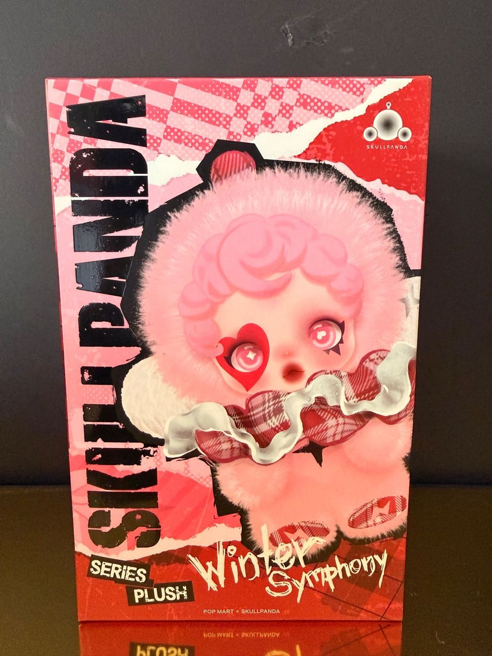Pop Mart Figuren: Pendentif peluche Skullpanda Winter Symphony – Neu und originalverpackt aus Conthey von LSDLBoutique