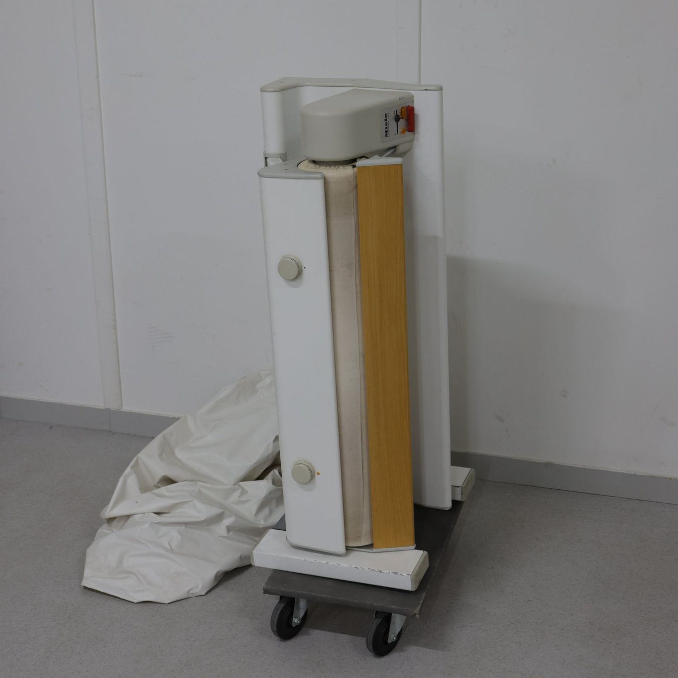 Miele Ferri da stiro: Miele B864 Bügelmaschine – Usato da Volketswil venduto da brockipfannenstil 1