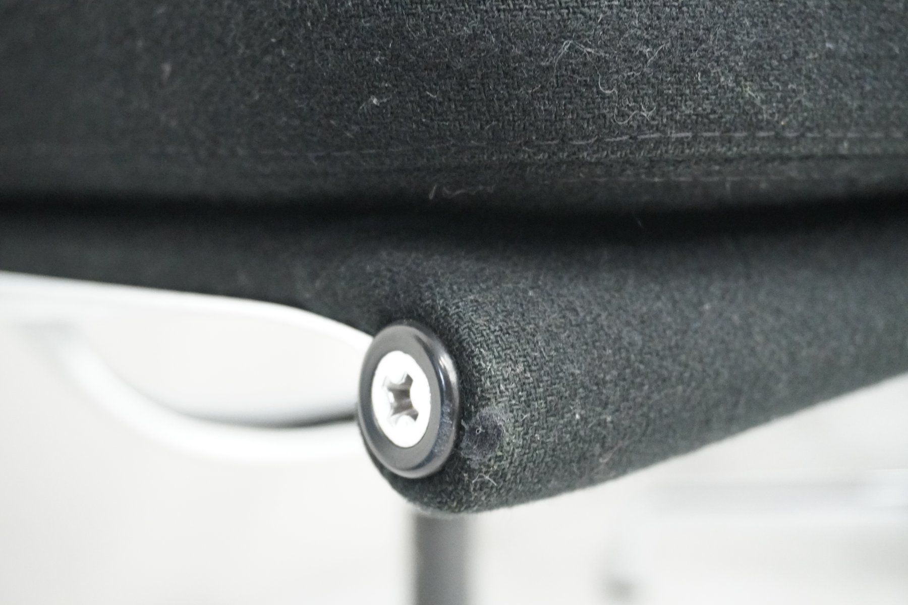 Vitra Stühle: Original Vitra Eames Soft Pad EA208 Stoff schwarz – Gebraucht aus Bad Zurzach von QLASSIQ 4