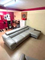 Ecksofa und Sessel in hellgrauem Leder - guter Zustand