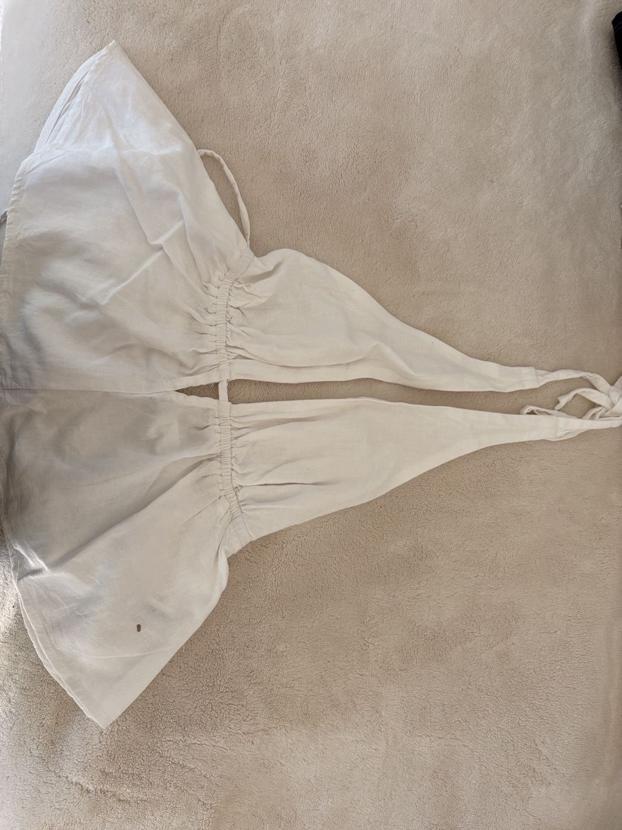 Bershka Tops: Haut halter dos nu blanc, avec une  tache! – Gebraucht aus Vésenaz von gau_v6pf