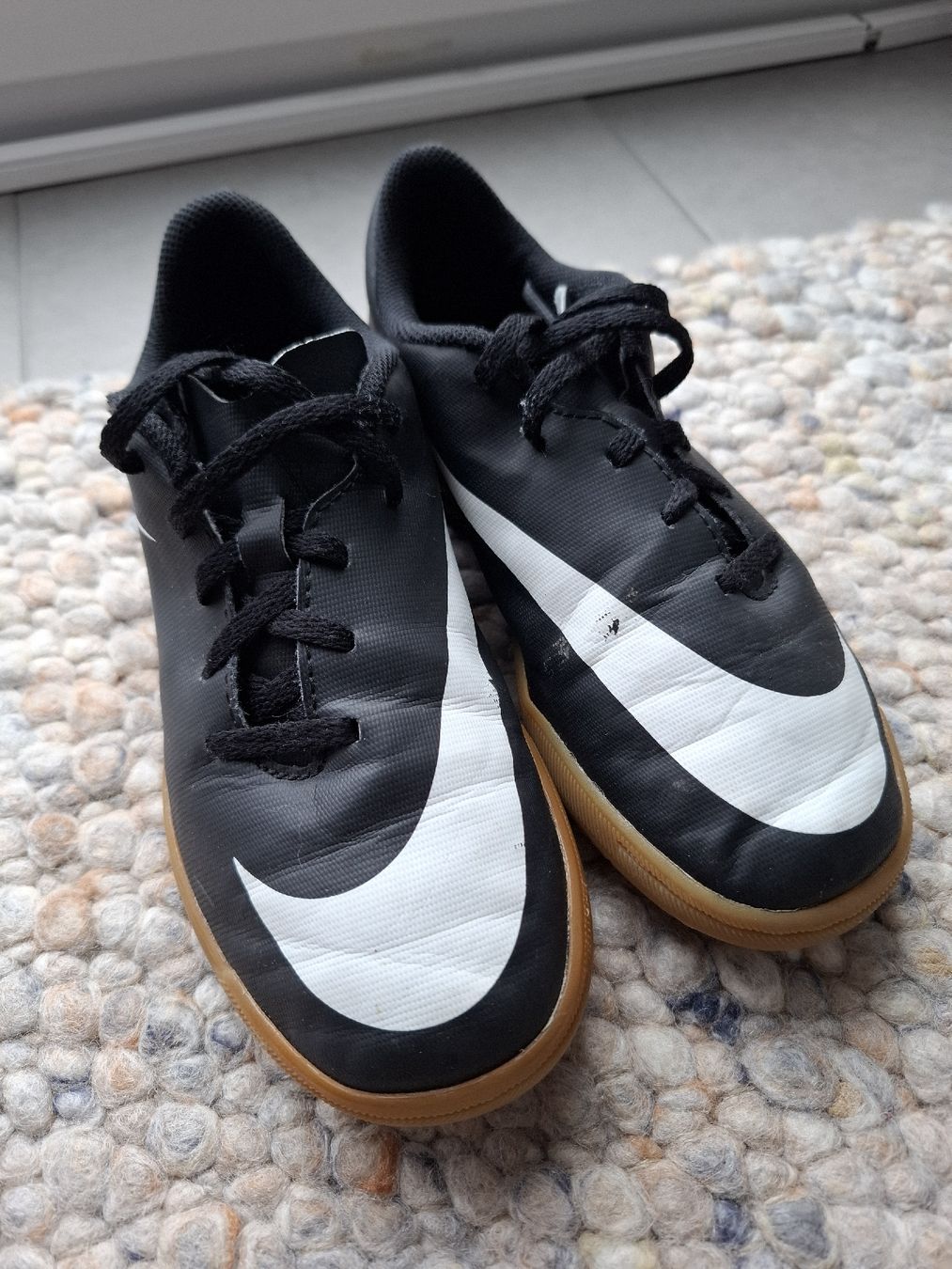 Nike Scarpe per ragazzi: Nike Hallenschuhe schwarz Grösse 36 gebraucht! – Usato da Dörflingen venduto da Sander