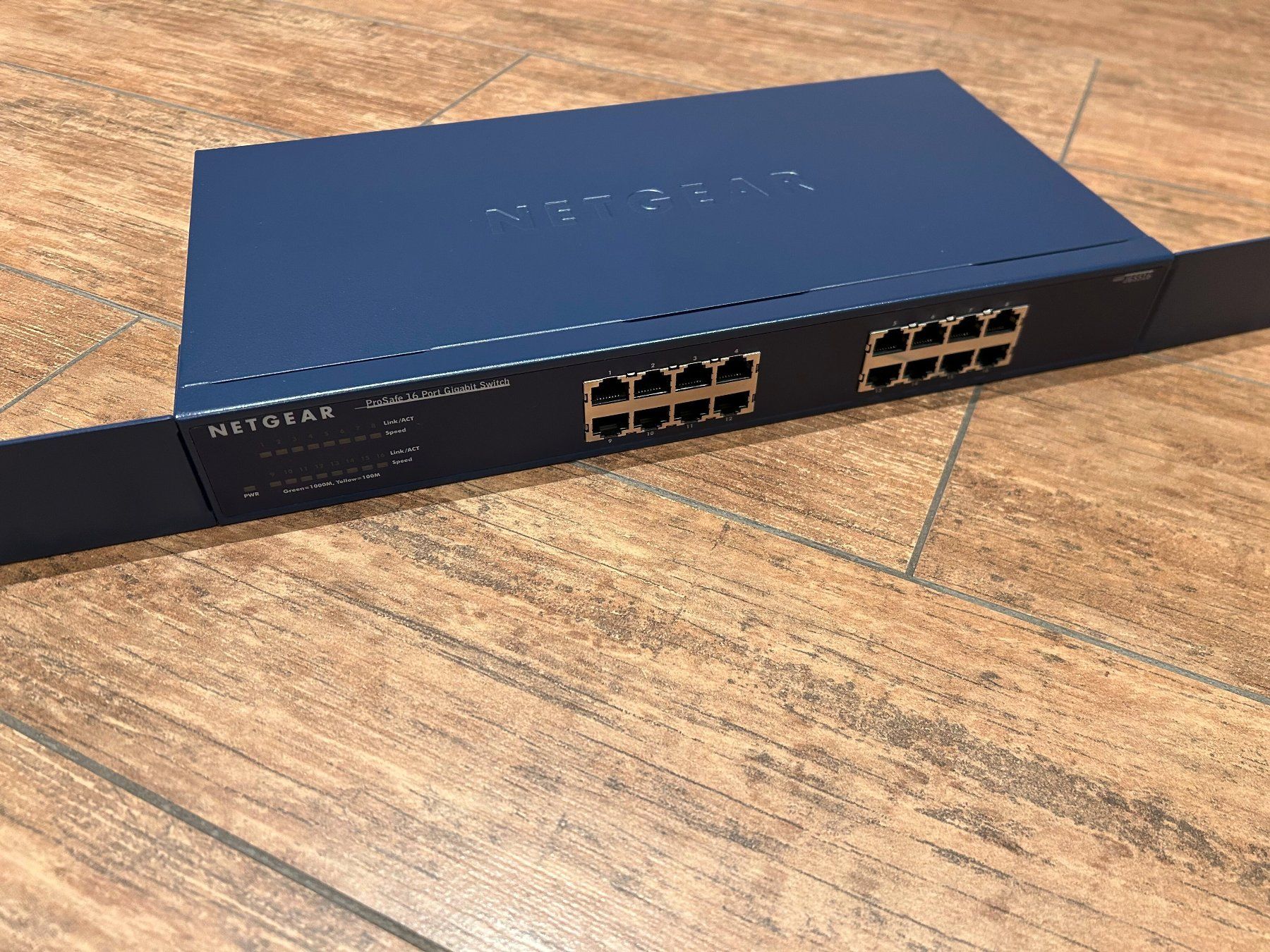 Netgear Hub & Switch: Netgear ProSafe 16 Port Gigabit Switch – Usato da Himmelried venduto da Postit