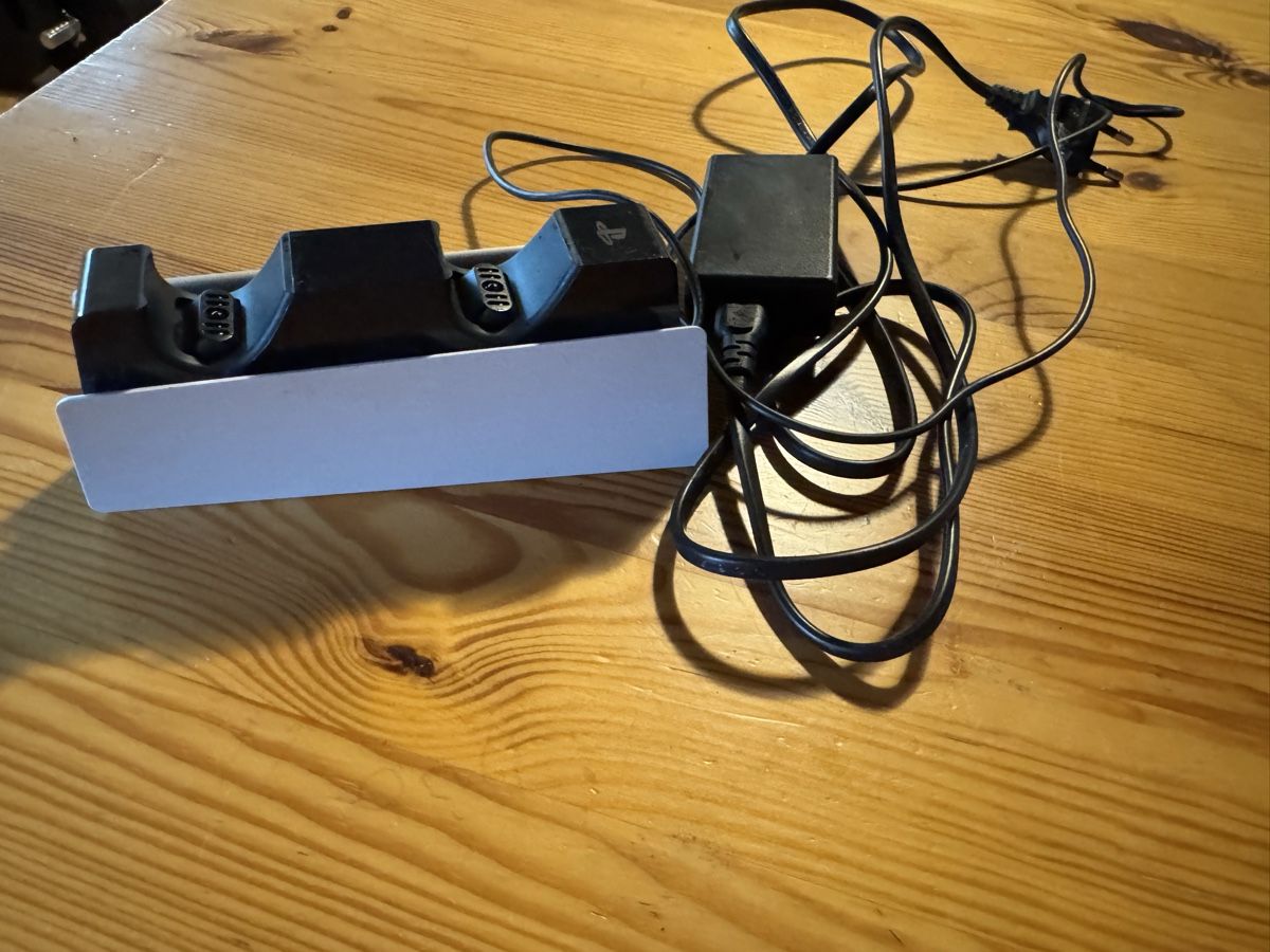 Sony Adaptateurs & Câbles: PS5 Controller Ladegerät – D'occasion à Schwerzenbach par nik_bcj2