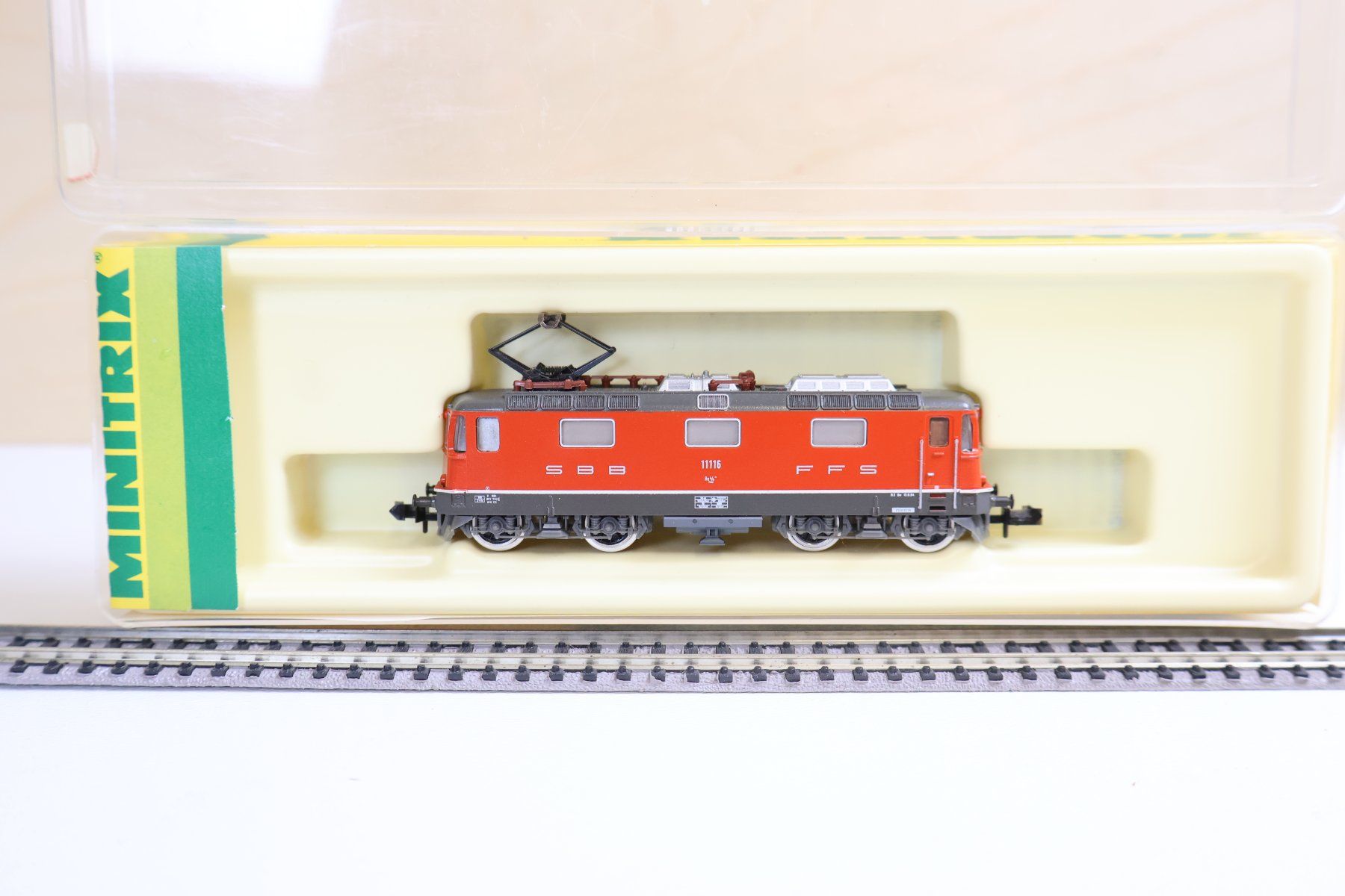Trix Modelleisenbahnen: Minitrix SBB "Rot" Re 4/4 E-Lok Spur N - Top Modell – Gebraucht aus Winterthur von Monstera 1