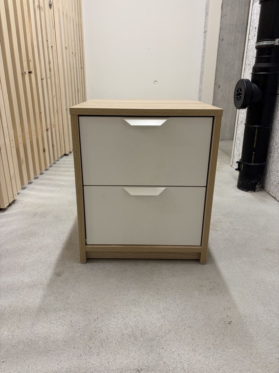 Ikea Comodini: Ikea Askvoll Nachttisch / Kommode – Usato da Uster venduto da TheSaleInator