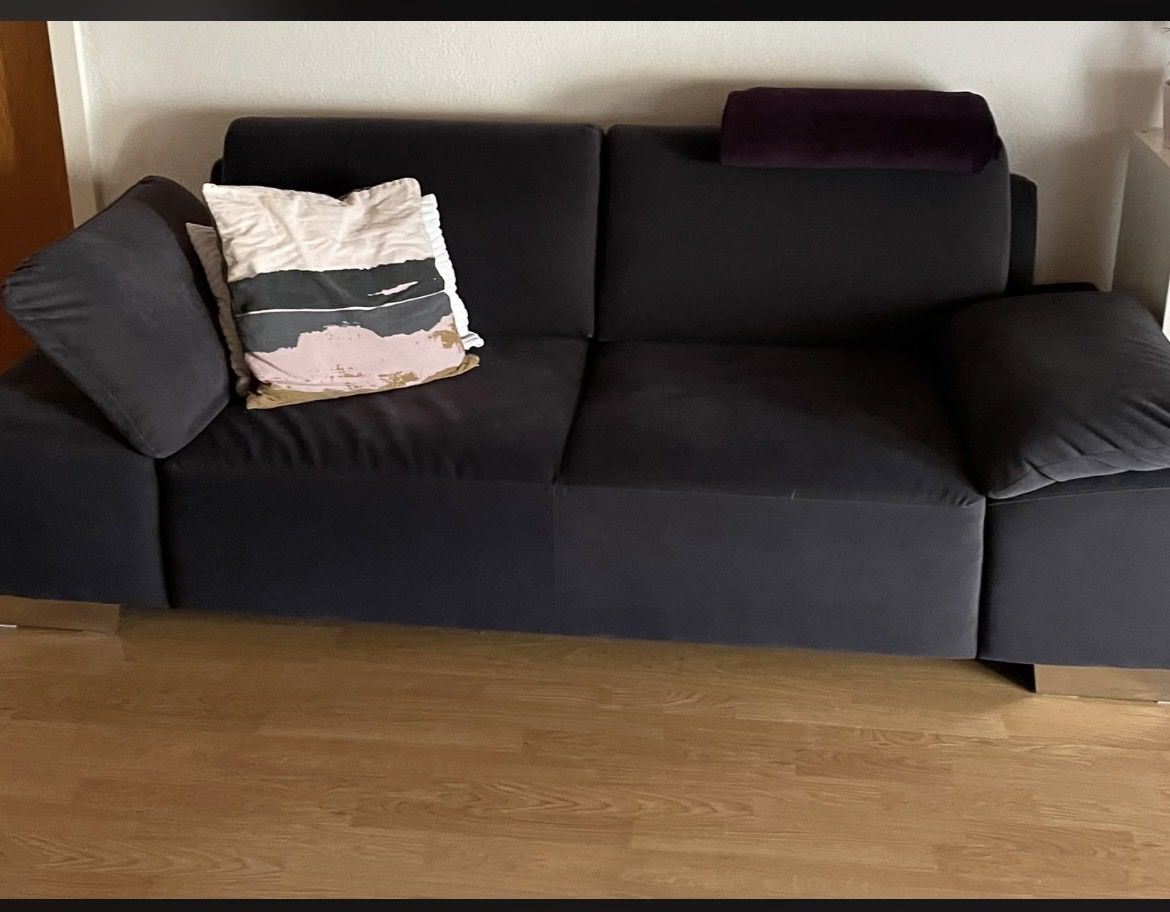 Sofas: 2er Sofa, Schwarz ohne Dekokissen – D'occasion à Bützberg par Jolip1986