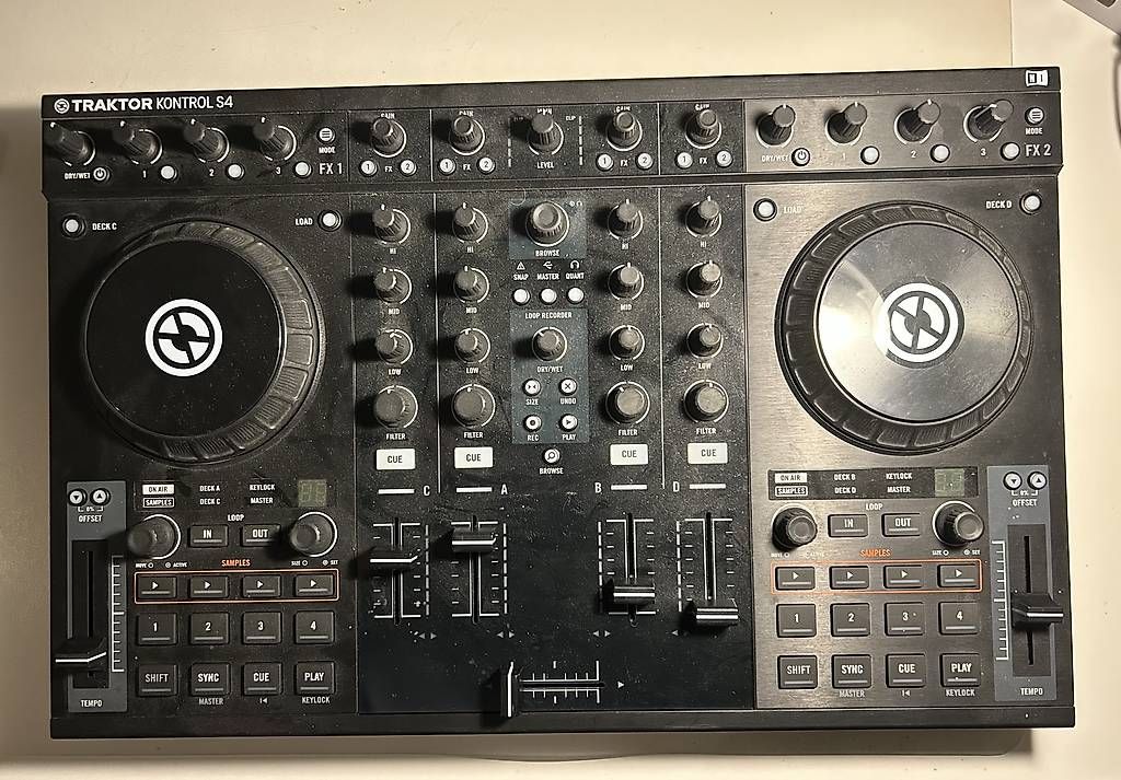Console di mixaggio: Native Instruments Traktor S4 – Usato da Zürich venduto da lou_5bpd