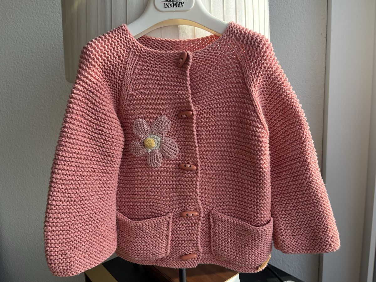 Maglioni & Felpe: Strickjacke mit Blume, Grösse 86-92! – Usato da Oberengstringen venduto da Baby_Fashion 1