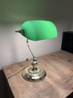 Grüne Schreibtischlampe im Bankierstiel