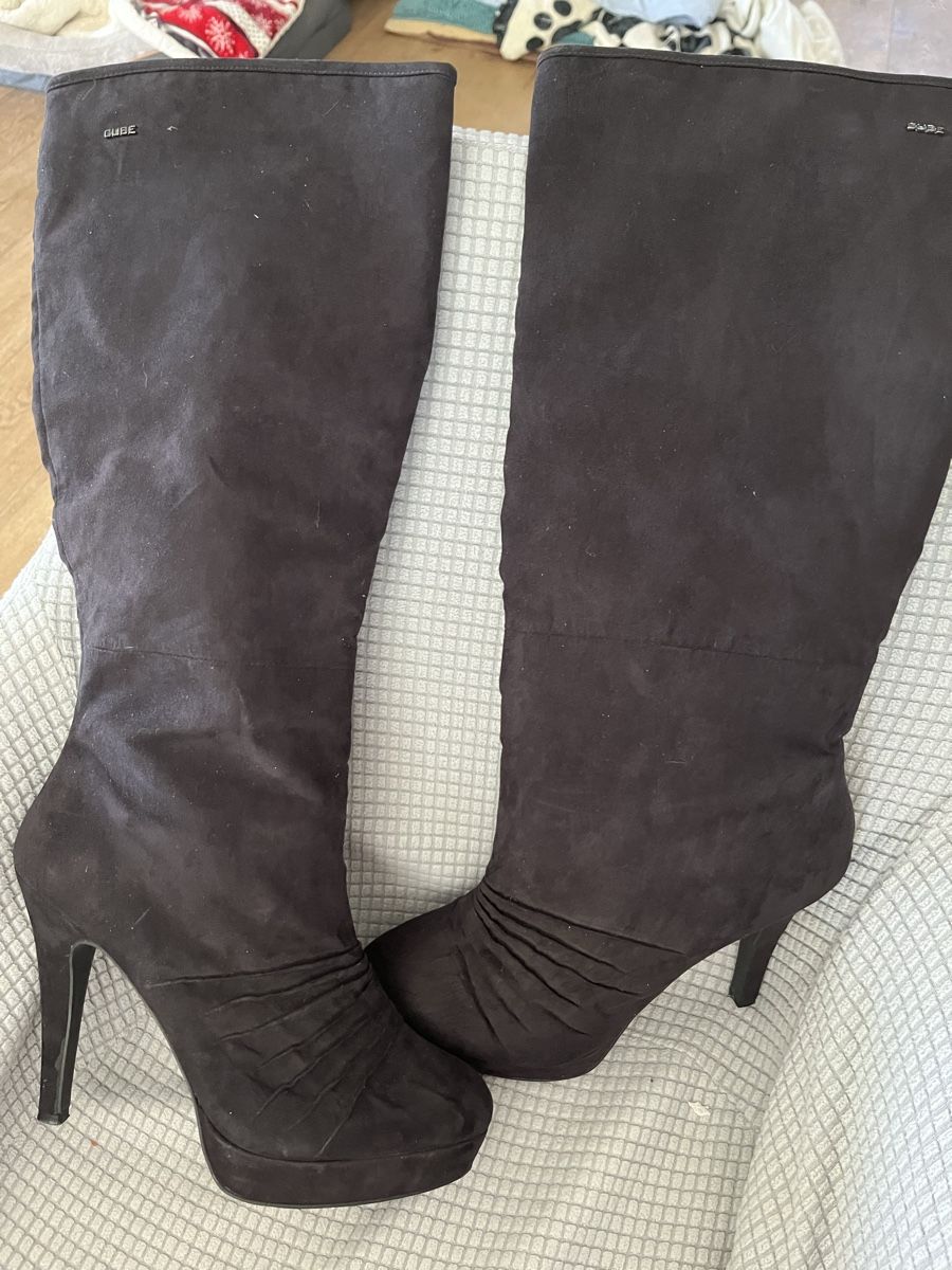 Scarpe da donna: Schwarze Stiefel mit Absatz & Plateau, Gr. 41 – Nuovo (secondo la descrizione) da Gurbrü venduto da Simiramis 1