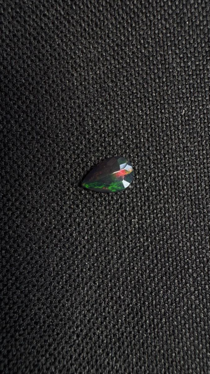 Edelsteine: Black Opal AAA 0.9 ct – Neu und originalverpackt aus Wängi von Horus90