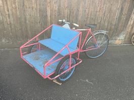 Altes umgebautes Fahrrad * Rikscha *