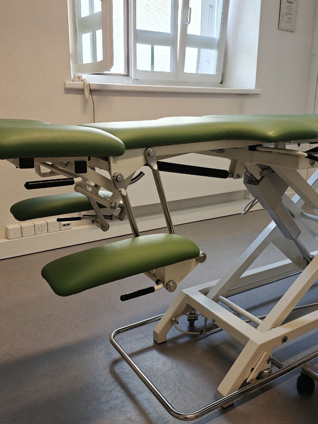 Lettini & sedie per cosmetici: Massageliege elektrisch – Usato da Finsterhennen venduto da vespa019 3