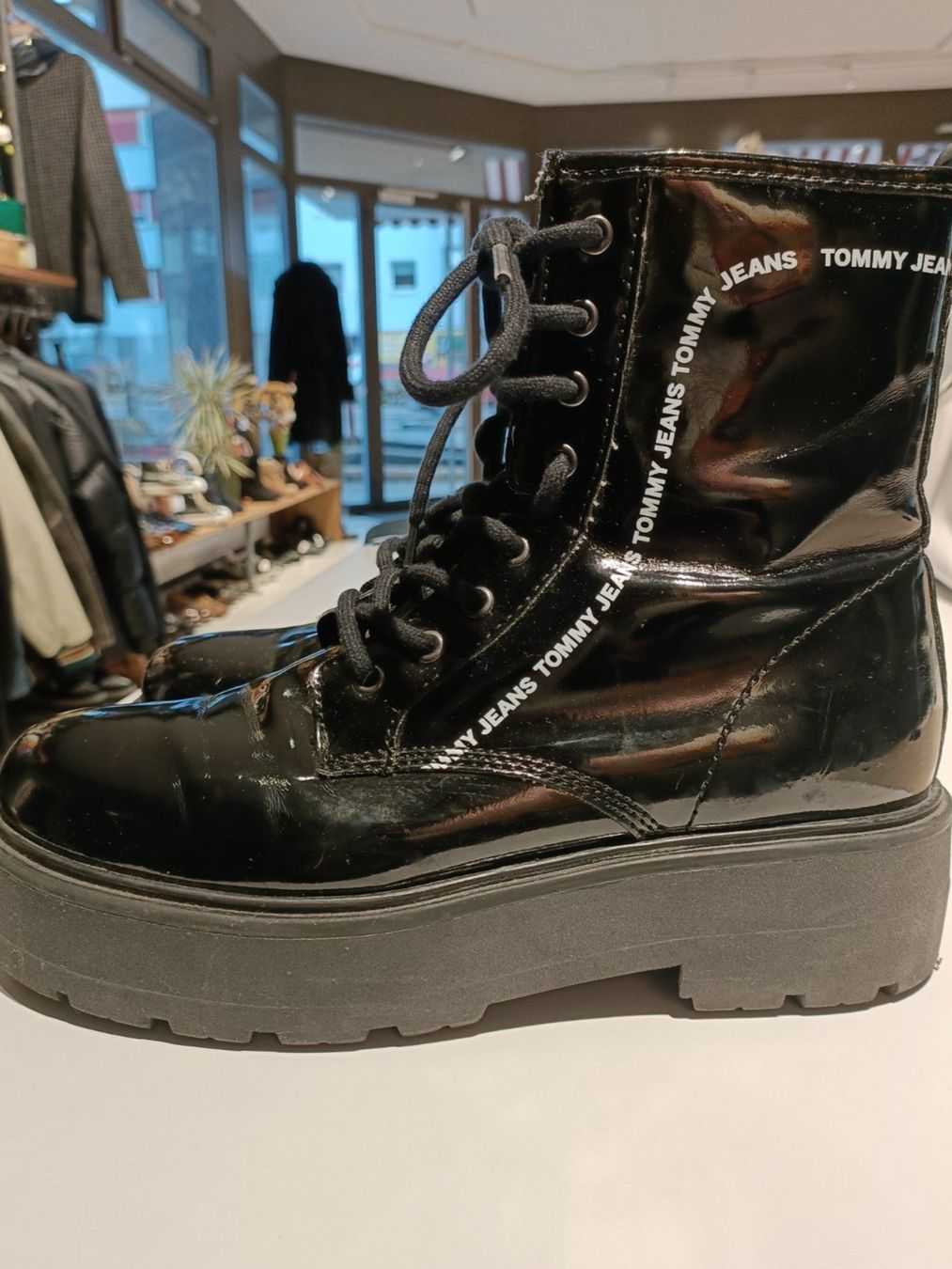 Tommy Hilfiger Scarpe da donna: Tommy Hilfiger Boots Schwarz Lack Gr. 40 – Usato da Zollikofen venduto da Proseco 3