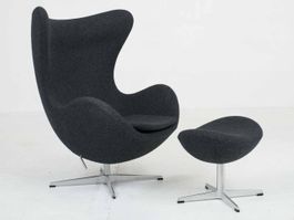 Fritz Hansen Egg Chair & Ottoman von Arne Jacobsen in Grau