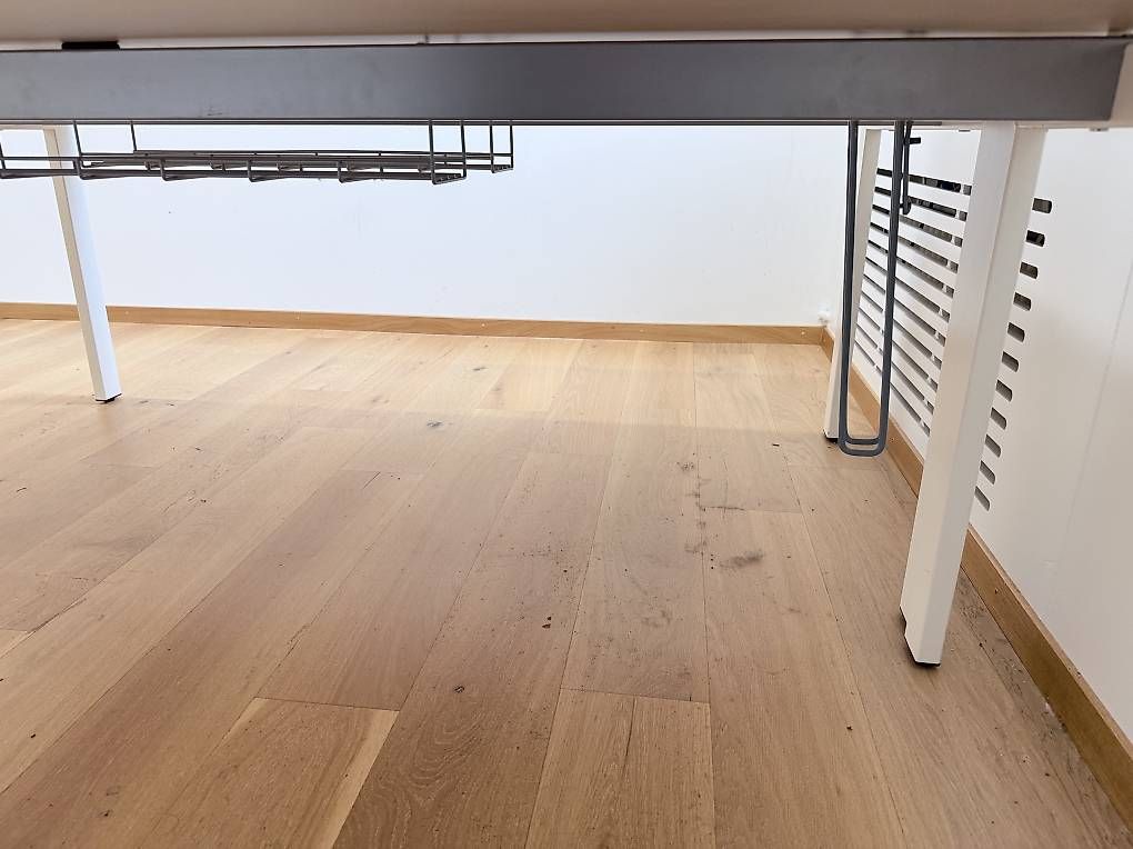 Scrivanie: Lot de 4 grands bureaux professionnels  – Usato da Genève venduto da anthony.beal1202 4