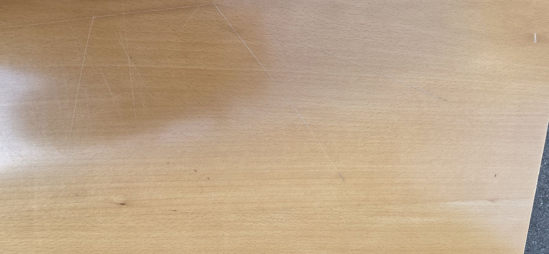Scrivanie: Bürotisch buchefarben mit Gebrauchsspuren – Usato da Bäretswil venduto da mar_py98 4