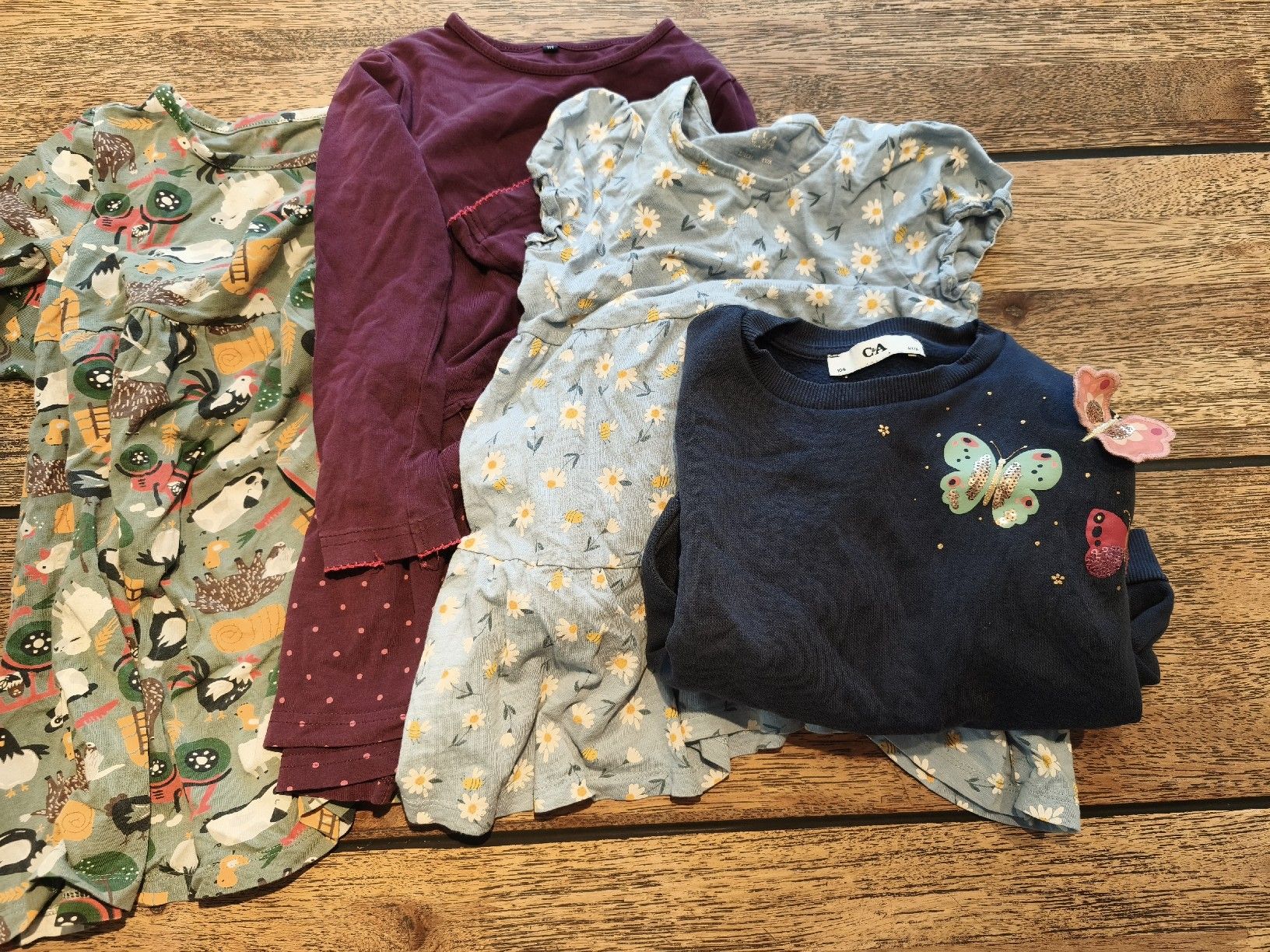 Kleiderpakete & -sets: 3 Kleider / 1 Pulli Grösse 104 – Gebraucht aus Busswil BE von Mango87