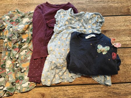 3 Kleider / 1 Pulli Grösse 104