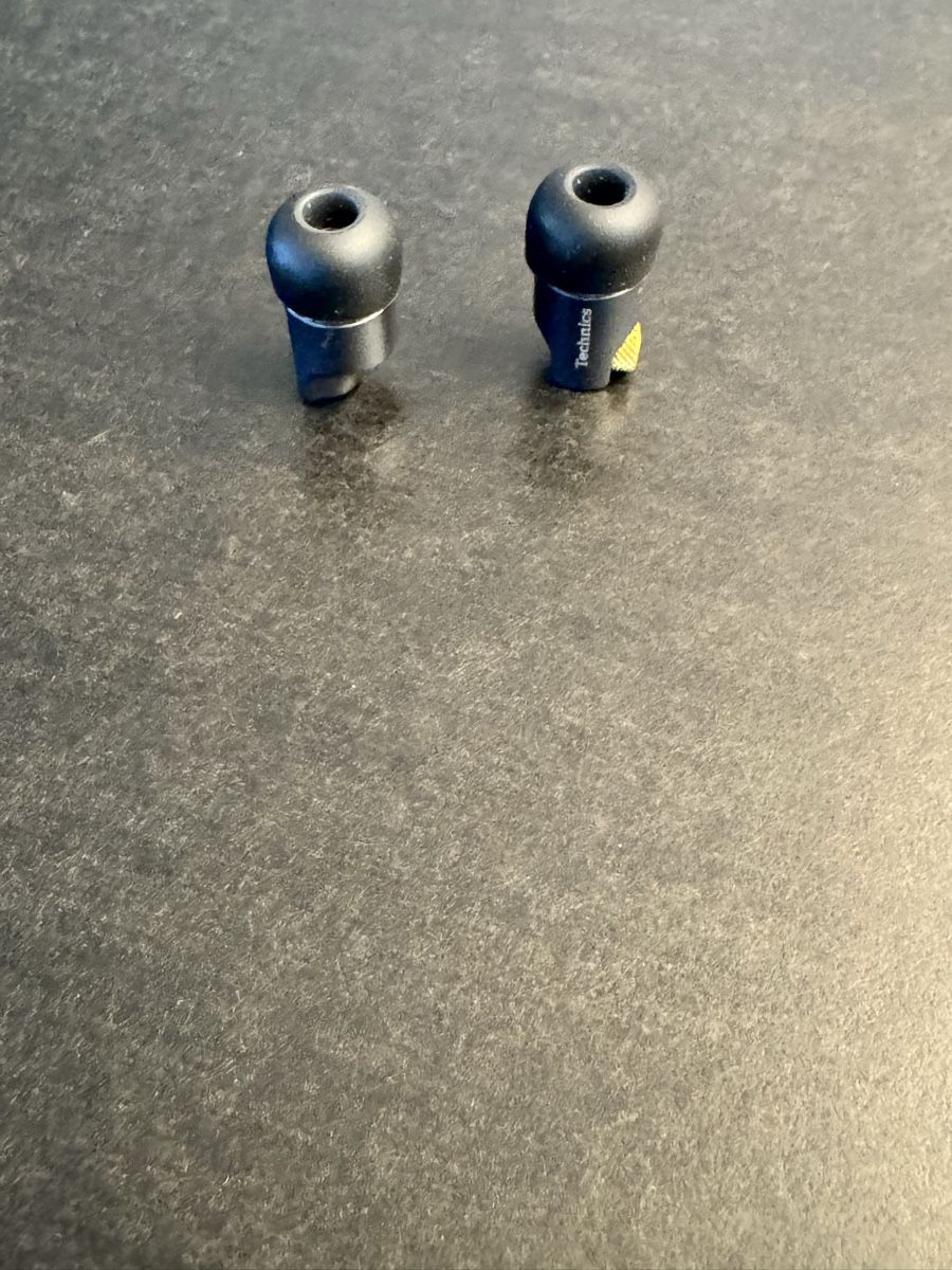 Technics Cuffie: Technics Earbuds EAH-TZ700 with Accessories defective – Difettoso da Bern venduto da Gbilly 7