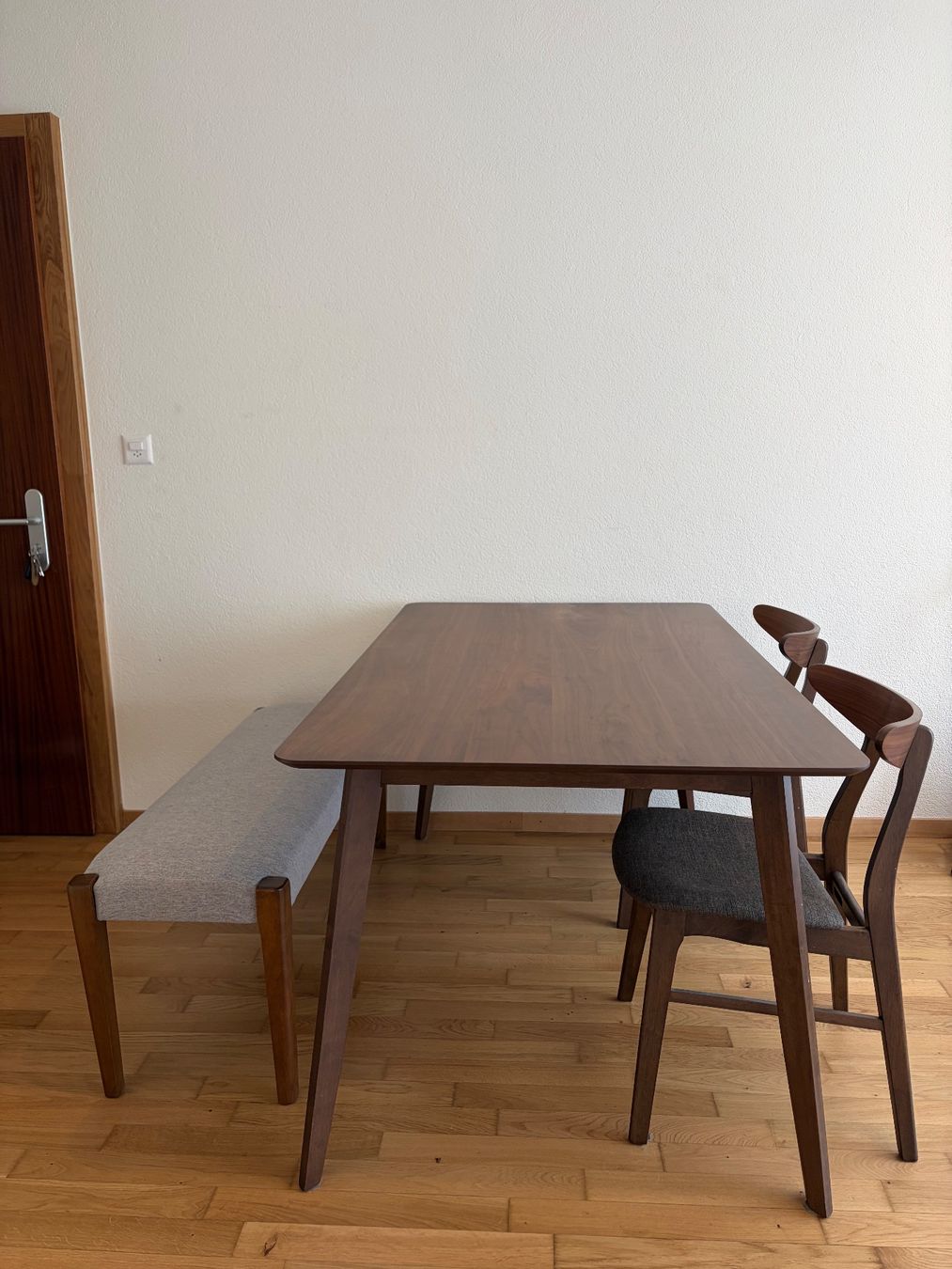 Beliani Set di tavolo e panche: Table à manger + 2 chaises + banc style noyer foncé – Usato da Lausanne venduto da spi_m2kg