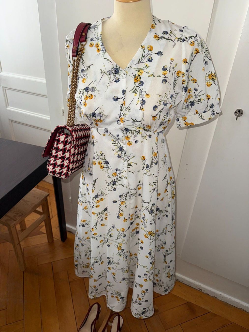 Kleider: Robe d'été fleurie blanche – Neu (gemäss Beschreibung) aus Le Locle von tchanatakoua 5