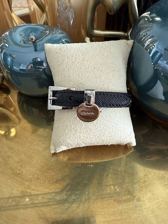 Armbänder & -reifen: Prada Lederarmband – Gebraucht aus Oberwil BL von Linchen1185