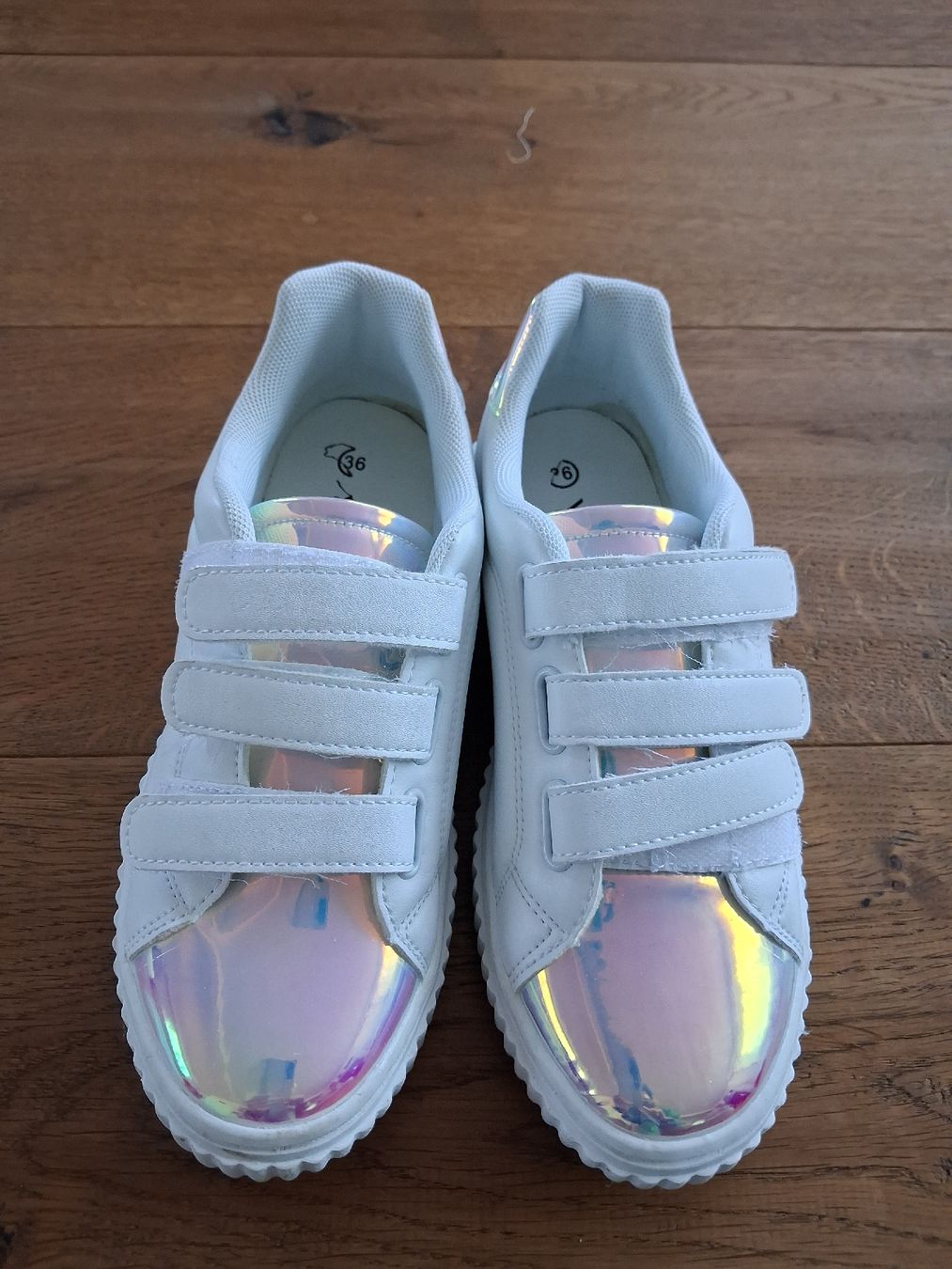 Scarpe per ragazze: Weisse Sneacker, Grösse 36, Top Zustand! – Usato da Roggliswil venduto da buechi82