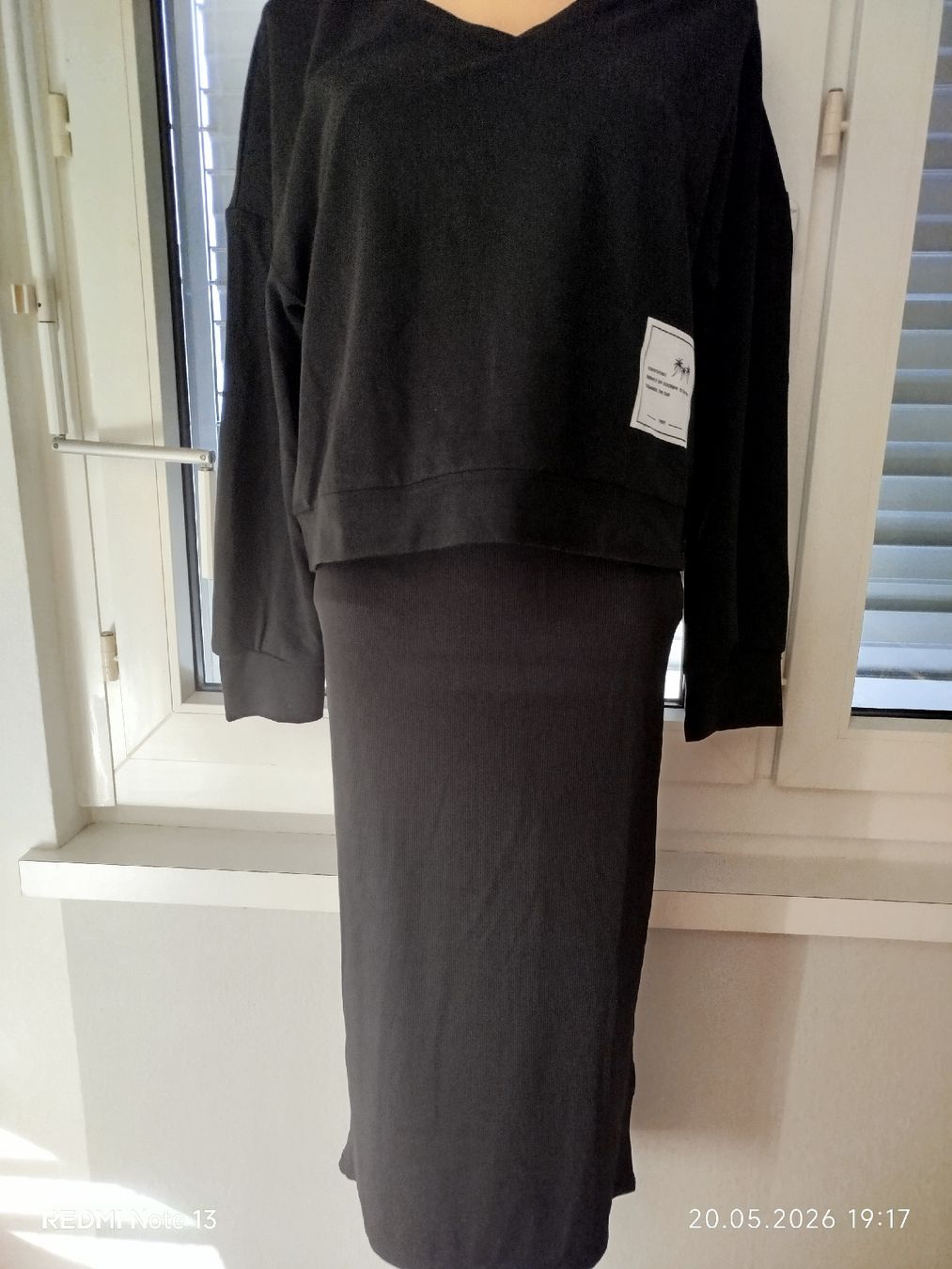 Lotti di vestiti: Elastisches Kleid-Set mit Sweatshirt, Größe S  – Nuovo e nell'imballaggio originale da Wauwil venduto da Sanczeza 1