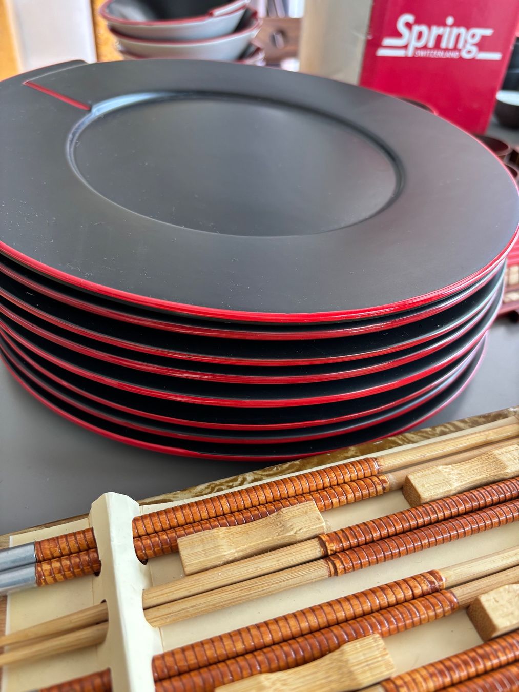 Set di piatti: Service Asiatique Spring vaisselle faite main – Nuovo e nell'imballaggio originale da Villeneuve VD venduto da Alakazam 4