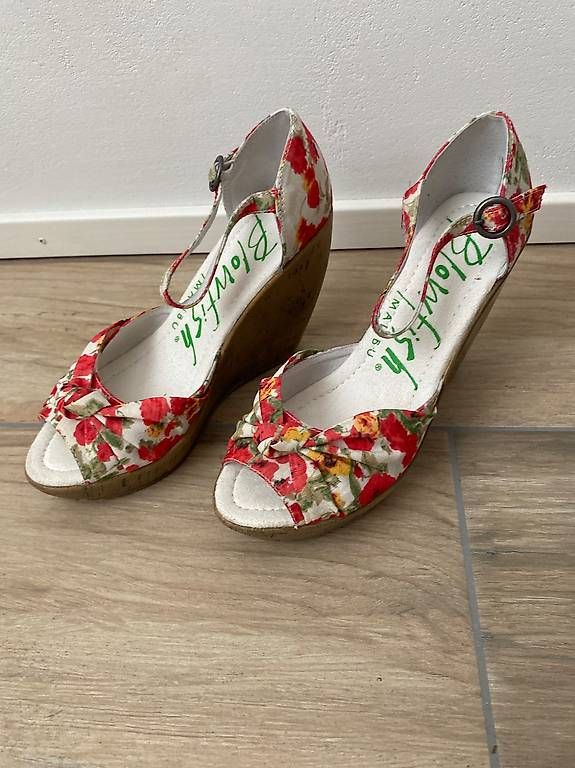 Chaussures femmes: Sandalen mit Keilabsatz & Blumenmunster Gr. 39 – D'occasion à Hausen AG par corinne_g