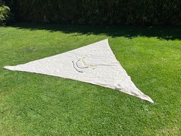 Sonnensegel mit Befestigungshaken in Beige