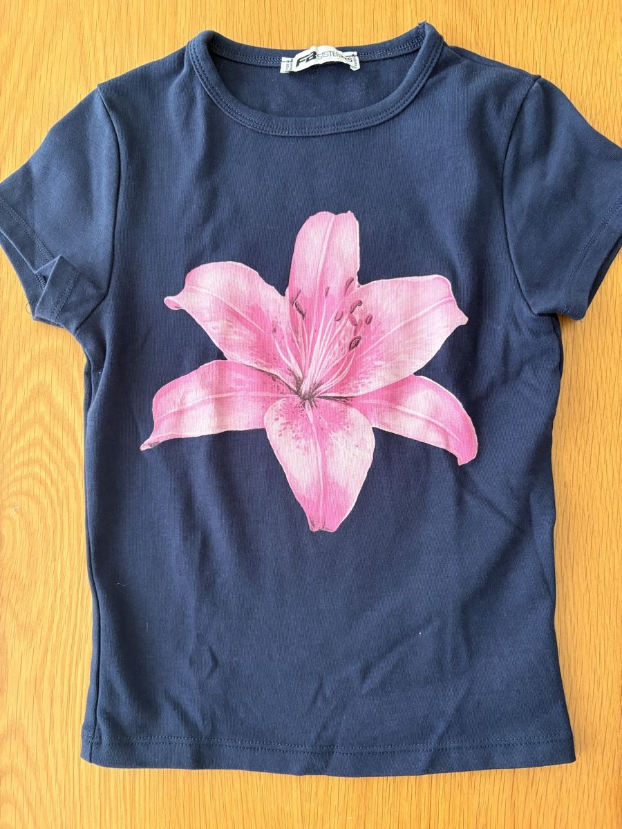 T-shirts: T-shirt blu con fiore rosa  – Neuf (Voir description) à S. Antonino par FedeKikka88