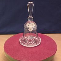 Tischglöggli Kristallglas Glocke mit Blumen Dekor