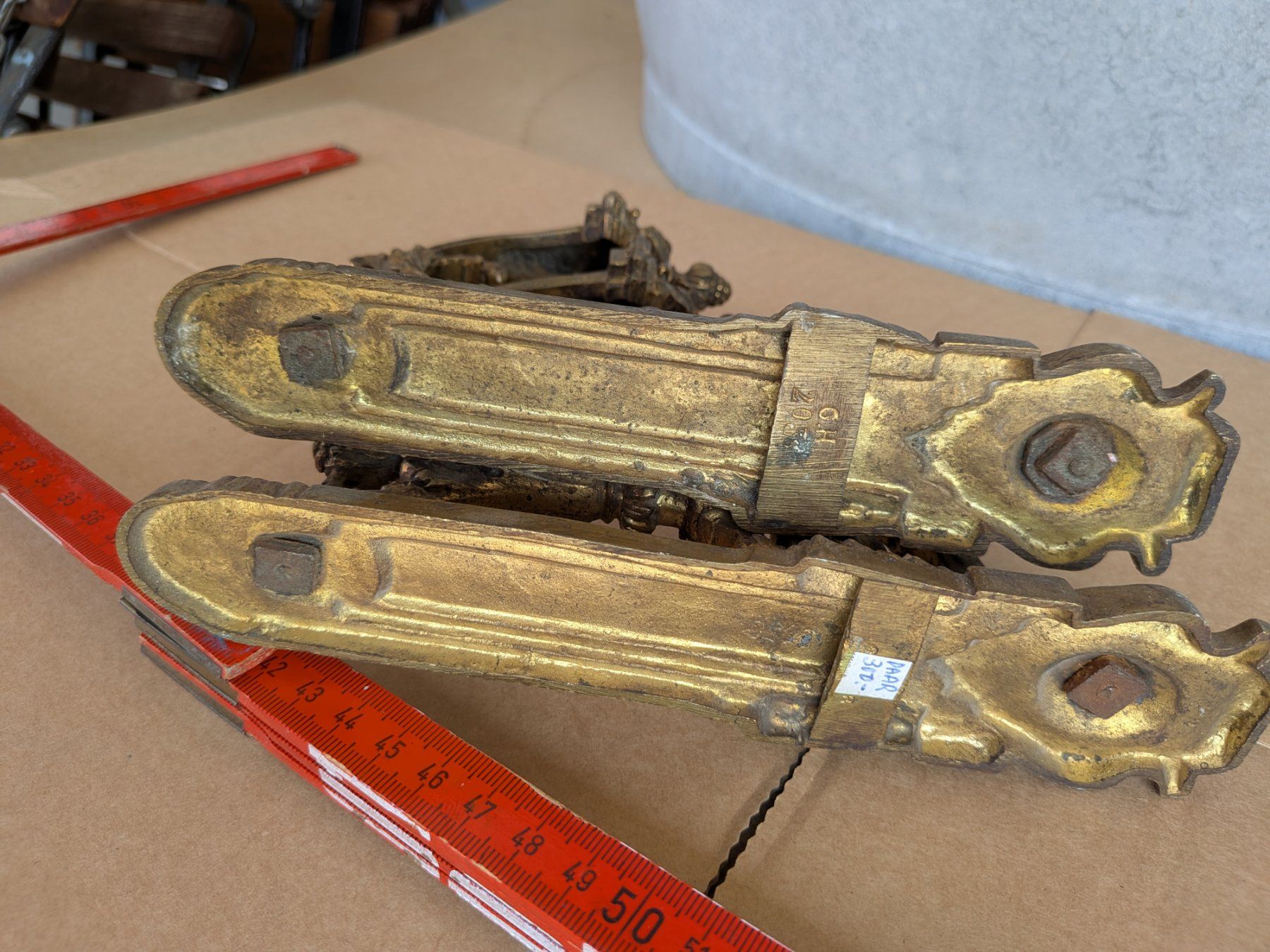 Skulpturen & Statuen: 2 antike Bronze Vorhangstangenhalter oder Raffhalter – Gebraucht aus Emmen von Brockofsky 5