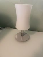 2 Nachttisch-Lampen, Metallfuss, Milchglas