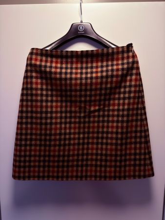Jupe Hugo Boss à carreaux, taille 40, parfait pour l'hiver!