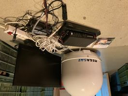 Satellitenanlage Megasat mit Receiver und Flachbildschirm