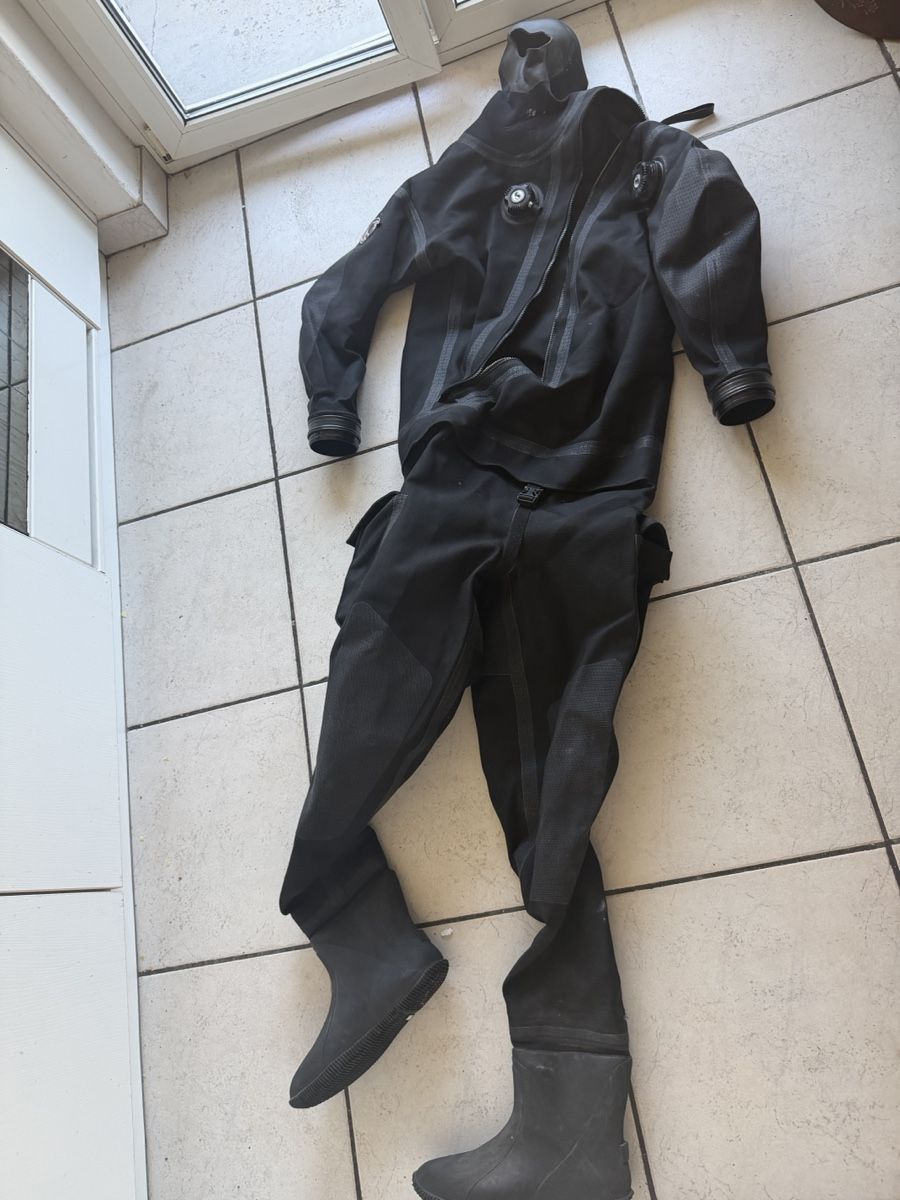 Mute per immersioni: Scuba drysuit with integrated boots used – Usato da winterthur venduto da iva_j2h5